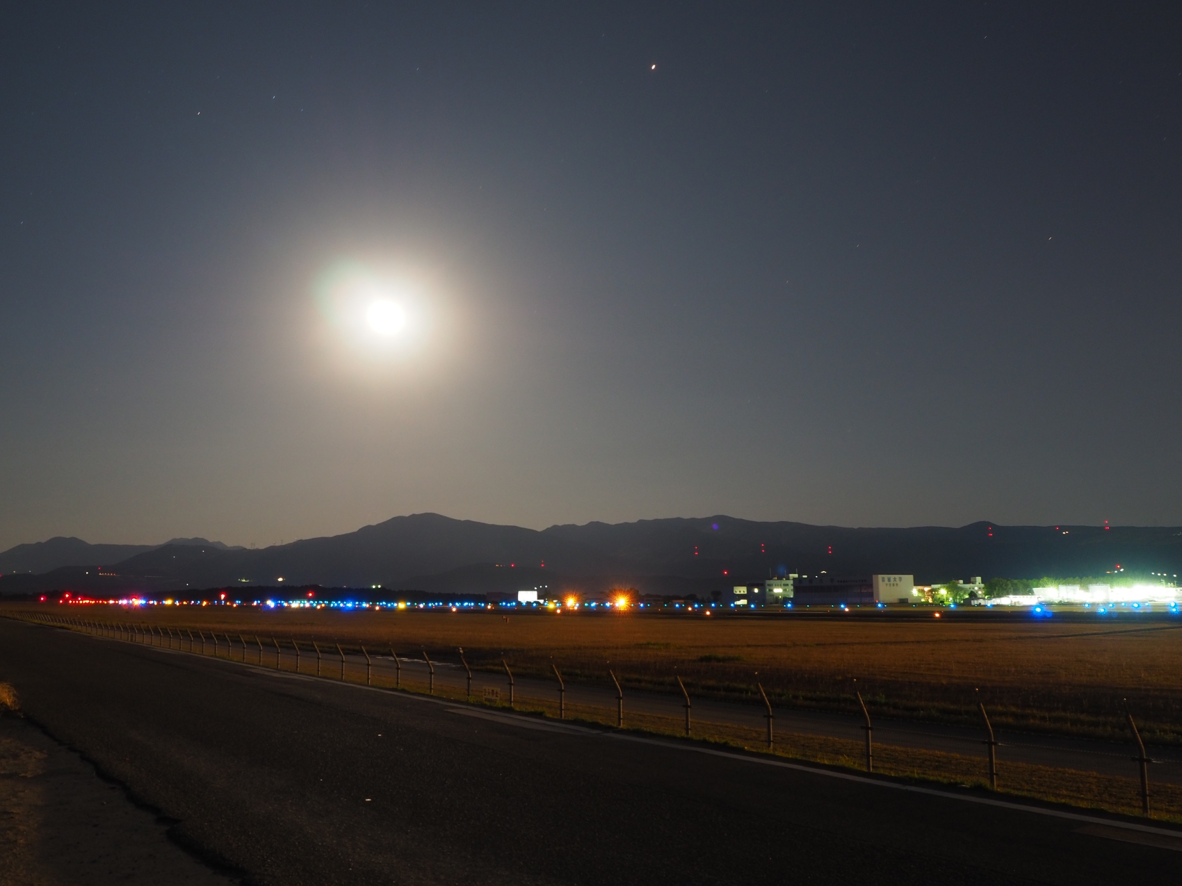 阿蘇くまもと空港から月撮影